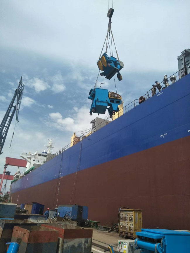 工作人員正在吊裝船艙甲板除銹機(jī) 工作人員正在吊裝船艙甲板除銹機(jī)