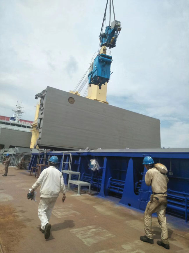 工作人員正在將船艙甲板除銹機(jī)吊到甲板上面 工作人員正在將船艙甲板除銹機(jī)吊到甲板上面
